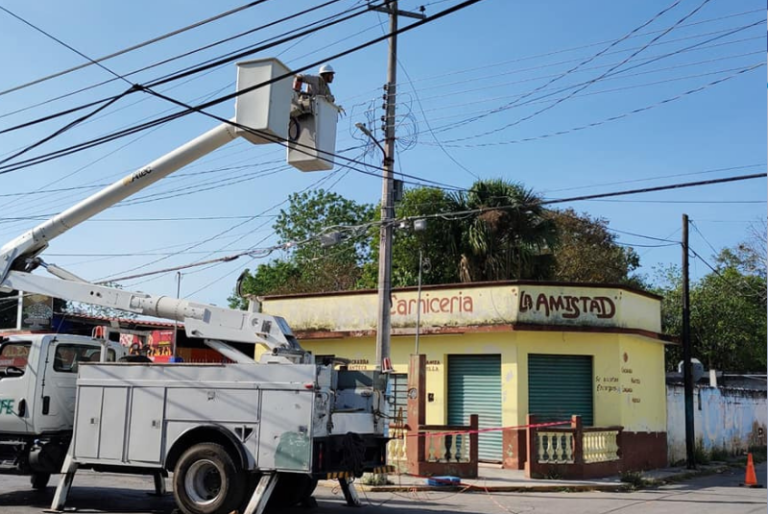 Cierran calles en Tizimín por caída de cables