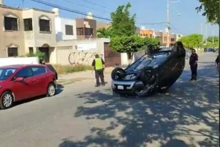 Enfermera choca y vuelca en Ciudad Caucel