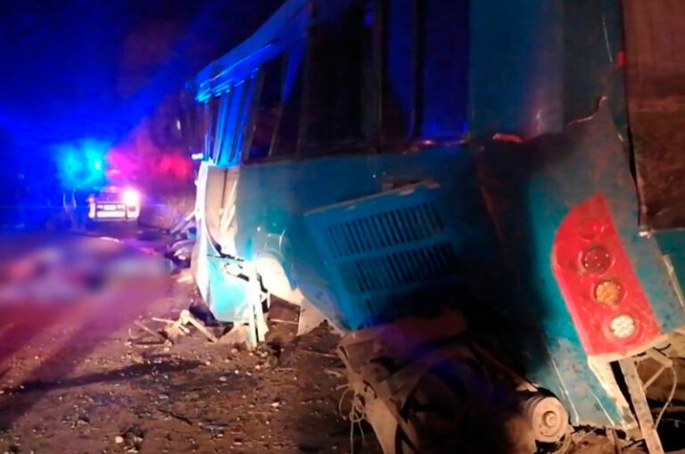 Choque y volcadura de autobús sin frenos deja 14 muertos y 19 heridos