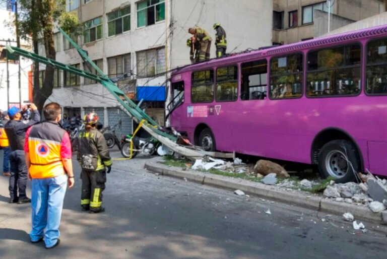 Reportan 21 heridos tras choque entre camión y tres autos sobre División del Norte