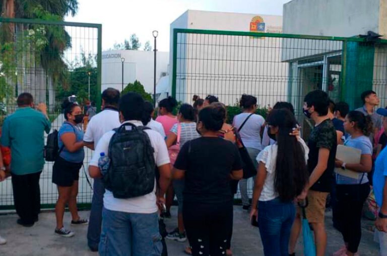 Padres de familia realizan largas filas en la Secretaría de Educación para hallar un cupo para sus hijos en Cancún