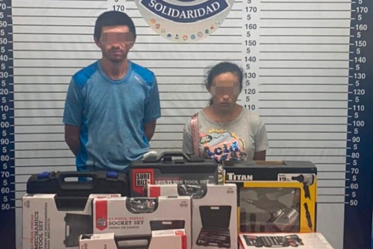 Detienen a pareja por robo en Autozone en Playa del Carmen