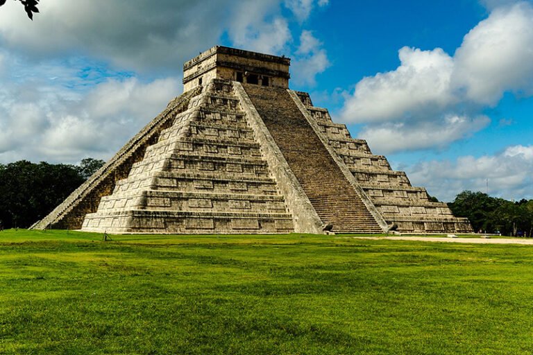 Especialistas exploran subsuelo de la Gran Plaza de Chichén Itzá con técnicas geofísicas