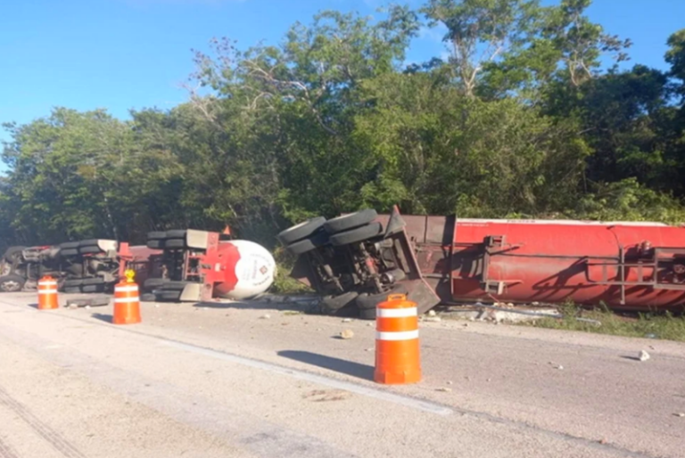 Camión con dos pipas de gas LP vuelca en la Mérida- Cancún