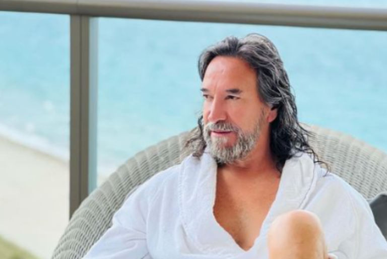 Marco Antonio Solís “El Buki” posa despreocupado en bata amarilla; le llueven piropos