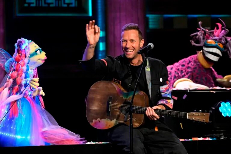 Chris Martin de Coldplay se unió a banda de títeres para interpretar ‘Biutyful’