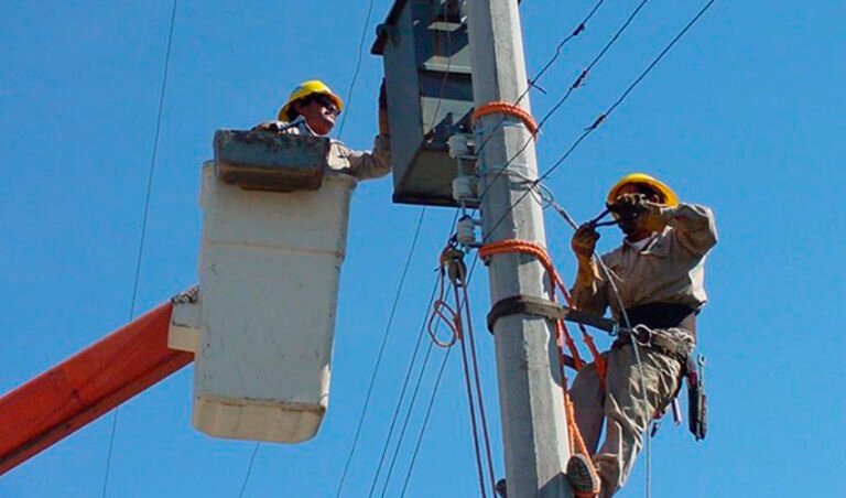 CFE restablece servicio en la Península de Yucatán, afectó a más de un millón de usuarios