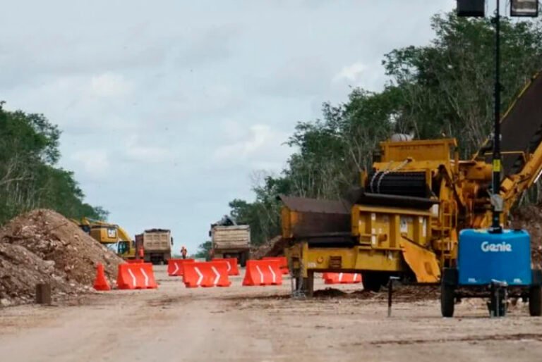 Hombre muere cuando trabajaba en obra del Tren Maya, sobre la autopista Mérida-Cancún