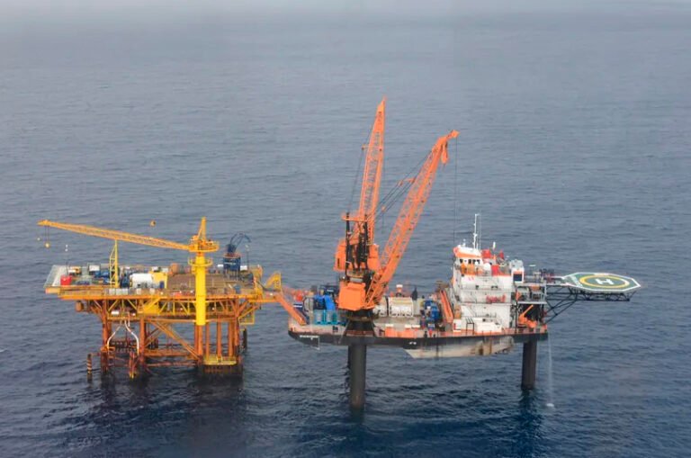 Semar reconoce que “piratas” sí abordaron una plataforma y un buque de Pemex en la Sonda de Campeche