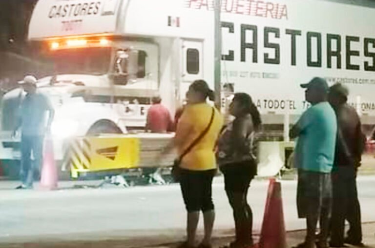 Manifestantes liberan Puente de la Unidad tras protestar por abuso policiaco en el Pueblo Mágico de Isla Aguada, Carmen