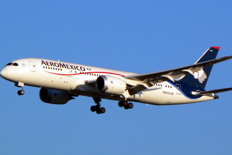 Vuelo de Aeroméxico hacia Nueva York regresa al AICM por impacto de un rayo