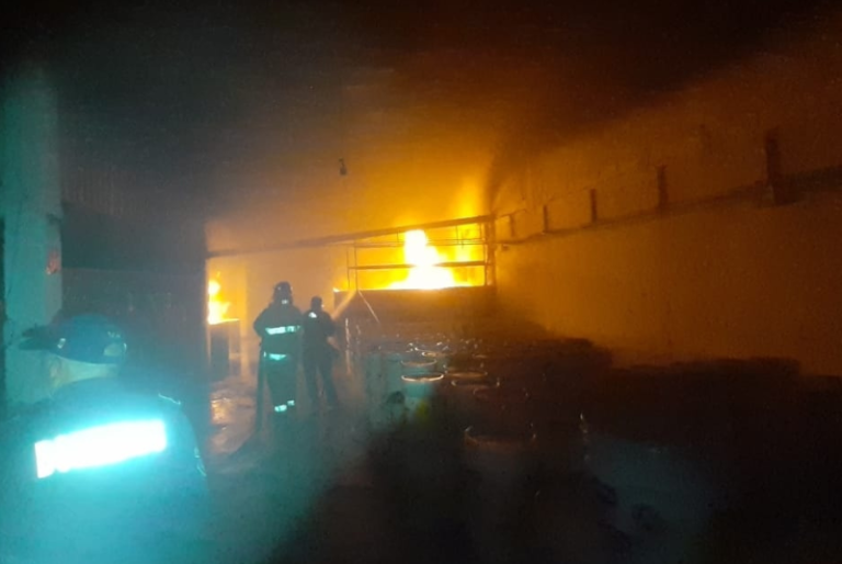 Incendio consume bodega de pinturas en Kanasín