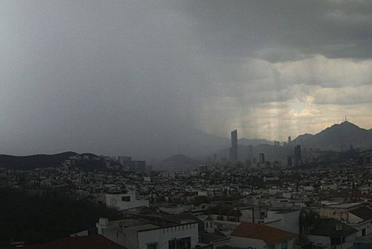 Regios celebran las lluvias en Monterrey tras semanas de crisis de sequía