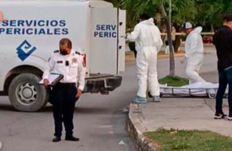 Muere motociclista al estrellarse contra un poste de luz en Cancún