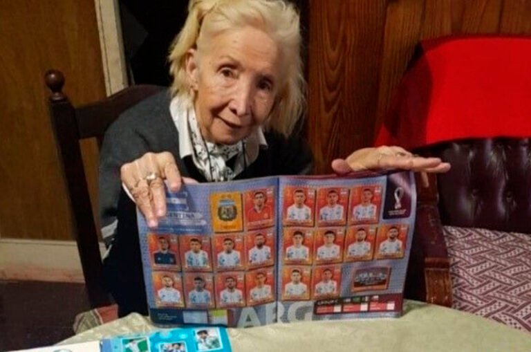 Abuelita gasta su pensión en estampas Panini del Mundial Qatar 2022