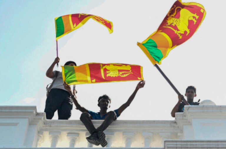 Manifestantes abandonan edificios públicos de Sri Lanka