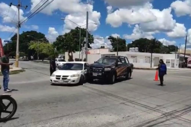 Choca con patrulla por no respetar la señal de alto en calles de Mérida