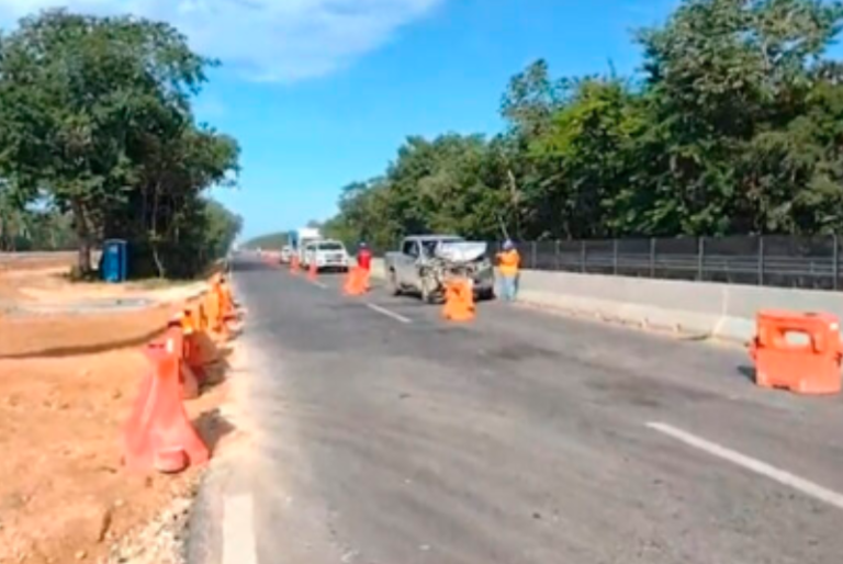 Colisión entre camioneta y autobús de transporte de personal del Tren Maya deja dos lesionados