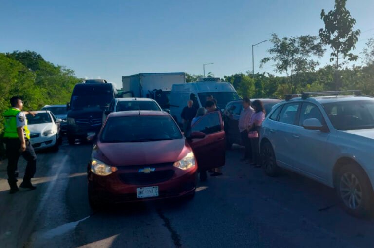 Carambola en entronque carretero provoca caos vial en una de las salidas de Cancún