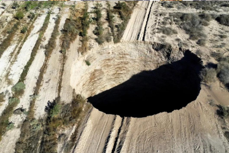 Se abre la tierra en Chile; aparece socavón de 25 metros