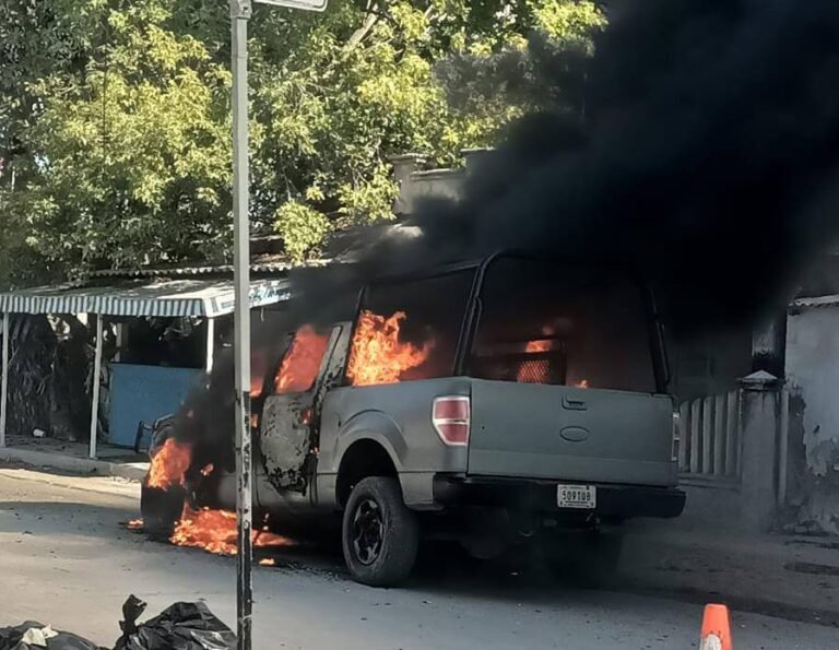 SE INCENDIA CAMIONETA DE LA MARINA EN EL PUERTO DE CHELEM 🔥