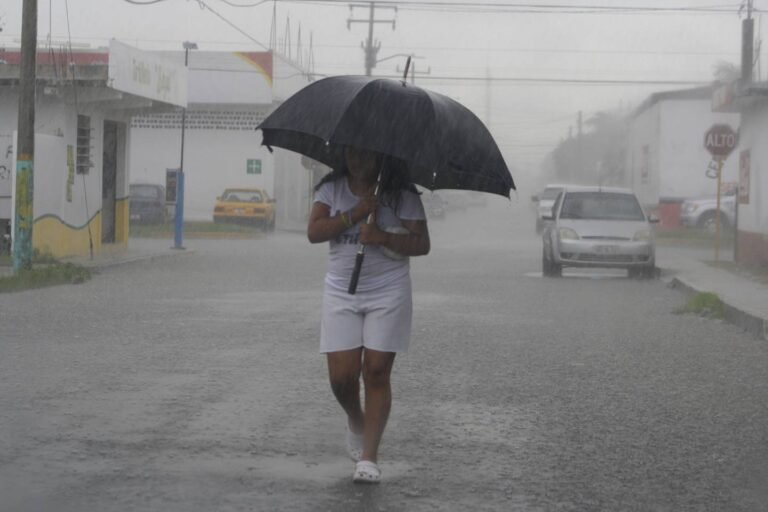 Advierten lluvias fuertes por Onda Tropical 23 en la Península de Yucatán