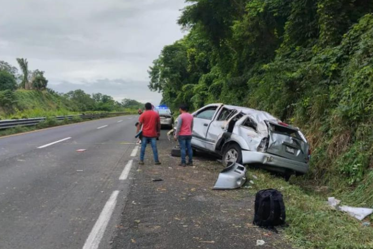 Volcadura de camioneta deja 10 migrantes heridos en Veracruz