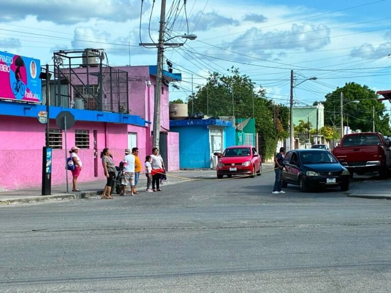 Vecinos de la Fidel Velázquez bloquean avenida para exigir restablecimiento del servicio eléctrico