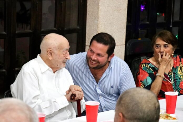 jorge diaz1 Jorge Díaz Loeza celebra al decano Francisco