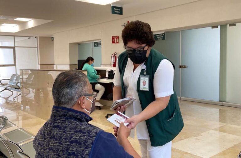 Cuide a los adultos mayores contra golpes de calor