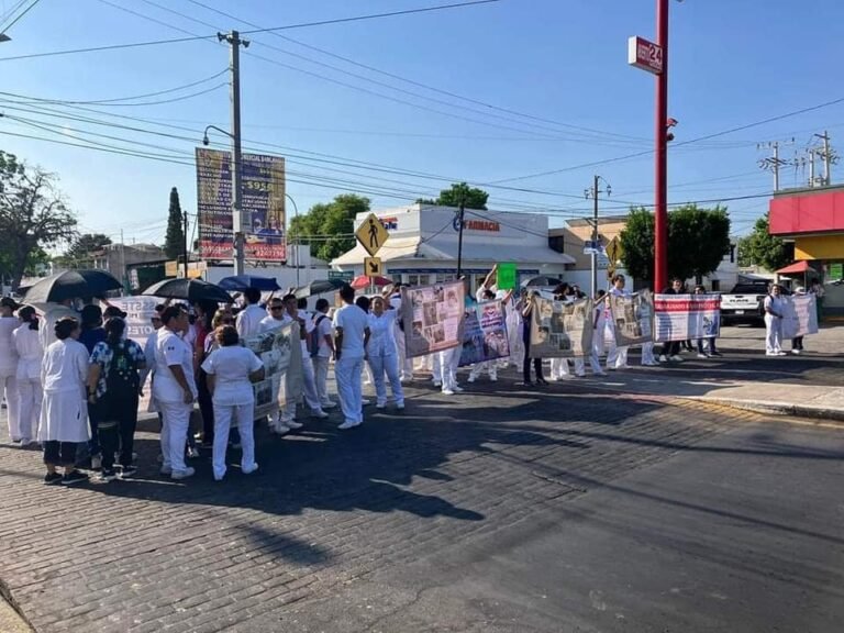 Trabajadores del ISSSTE cierran importante avenida de Mérida