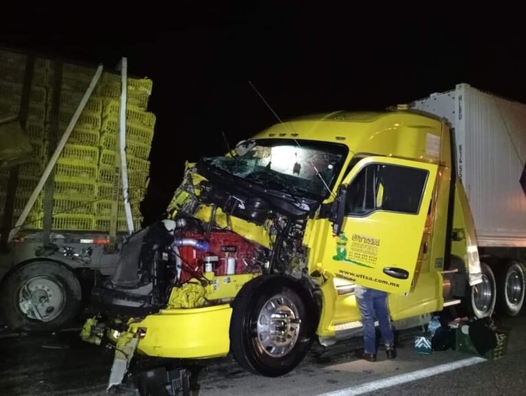 Tráiler se destruye en un accidente en la carretera Mérida-Campeche: el conductor se habría dormido al volante