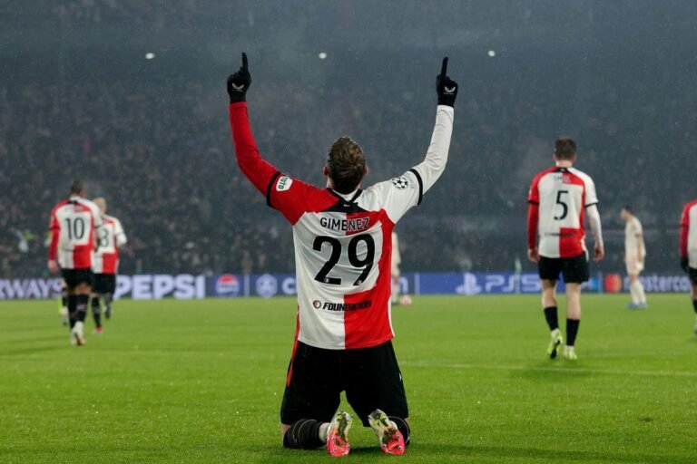 Santiago Giménez le da un golpe al Bayern Múnich y complica su clasificación a octavos de Champions