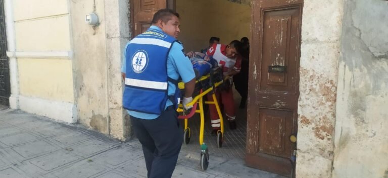 Plomero se cae del techo por desprendimiento de la estructura