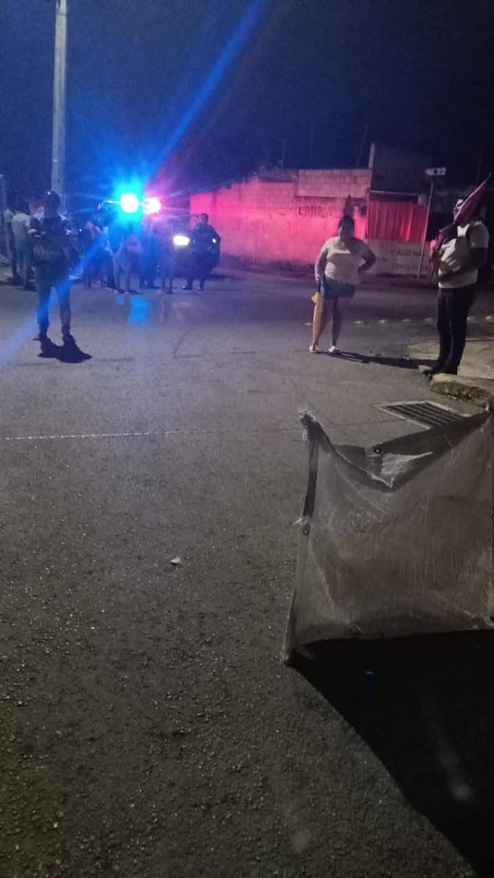 VECINOS PROTESTAN CON CIERRE DE CALLE EN EMILIANO ZAPATA POR FALLAS ELÉCTRICAS