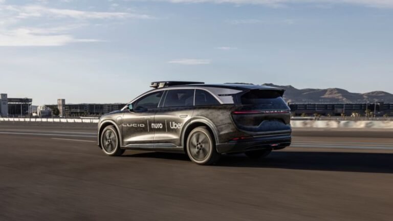 Uber firma alianza con Lucid y Nuro para poner en marcha un servicio global de robotaxis eléctricos autónomos