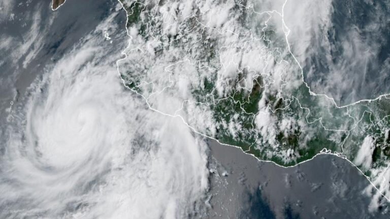 Huracán Flossie baja a categoría 2 frente a costas del Pacífico mexicano