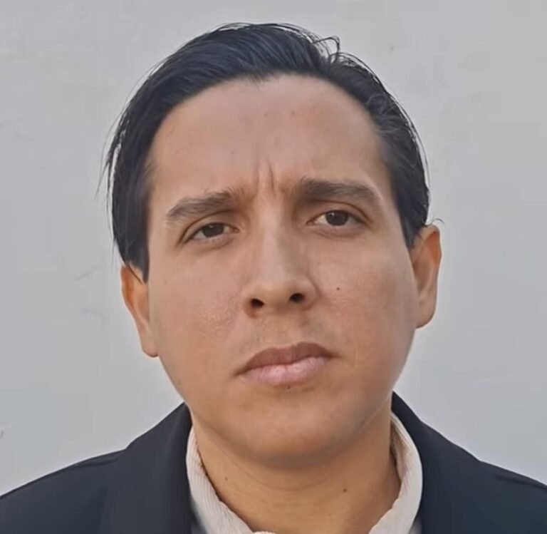 Lo que debía ser la principal fuerza opositora en el Ayuntamiento terminó convertido en un grupo fragmentado, confrontado y políticamente irrelevante. A 17 meses del inicio de la actual administración municipal, la bancada edilicia de Morena en Mérida no solo está rota: prácticamente ha colapsado por disputas internas, falta de liderazgo y decisiones que evidencian inexperiencia política.  De la derrota electoral al reparto de cuotas  El origen del desastre se remonta a la fallida campaña por la alcaldía encabezada por el ex clavadista olímpico Rommel Pacheco Marrufo, quien no logró conquistar la capital yucateca. Tras la derrota —y su posterior salida hacia la dirección de la Comisión Nacional de Cultura Física y Deporte—, la coordinación del grupo edilicio quedó en manos de su operador político, Adrián Gorocica Rojas.  Lejos de consolidar al equipo, su designación fue vista como una imposición basada en cuotas internas más que en experiencia o capacidad de negociación. Desde entonces, el grupo comenzó a fracturarse.  Ego, improvisación y ruptura  Regidores con trayectoria fueron relegados por un pequeño bloque de jóvenes sin recorrido político, lo que detonó un choque inmediato. El resultado fue una bancada incapaz de operar como equipo, con posturas contradictorias y una agenda inexistente.  La ruptura se volvió pública cuando se convocó a una rueda de prensa sin carácter oficial y excluyendo deliberadamente a tres de los perfiles con mayor experiencia: José Peniche Marenco, Denisse Pérez Rodríguez y Berenice Rivera.  La exclusión confirmó lo que ya era evidente en pasillos políticos: Morena tiene dos bandos enfrentados dentro del Cabildo, uno dominado por la inexperiencia y otro marginado pese a su trayectoria.  Hostilidad hacia la prensa  El episodio más polémico ocurrió cuando, durante ese mismo encuentro, se ordenó fotografiar y grabar a reporteros que formularon preguntas incómodas. La acción fue interpretada como un intento de intimidación y terminó por deteriorar aún más la imagen pública del grupo.  Cambios opacos y sin liderazgo real  Horas después circuló la versión de que el joven regidor Diego Carrera habría sido nombrado nuevo coordinador, pero hasta hoy no existe confirmación oficial ni comunicación interna clara. En otras palabras: ni siquiera dentro del propio grupo saben quién manda.  Mientras tanto, el dirigente estatal Carlos Bojórquez Urzaiz ha guardado silencio absoluto, lo que refuerza la percepción de abandono y falta de conducción política.  Una oposición que fortalece a la alcaldesa  Paradójicamente, la incapacidad de Morena para articular una oposición seria ha beneficiado directamente a la alcaldesa Cecilia Patrón Laviada. Los ataques constantes, desordenados y sin sustento desde un sector del grupo no han debilitado al gobierno municipal; por el contrario, han elevado su presencia mediática y proyectado a la oposición como errática.