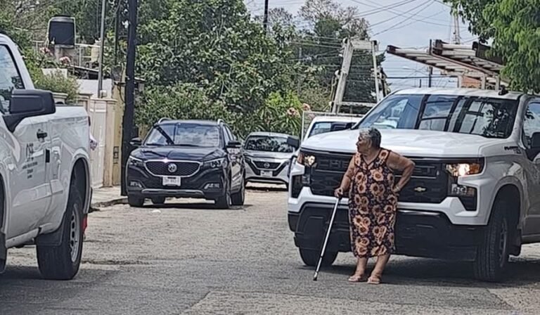 “¡No se van hasta que regrese la luz!”: abuelita enfrenta a trabajadores de CFE en Mérida