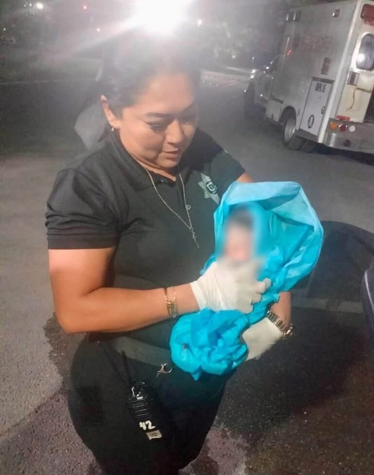Paramédicos de la Policía Municipal ayudan a dar a luz a una bebé durante emergencia