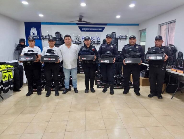 Equipan a la Policía Municipal de Kanasín con uniformes, radiocomunicación y material táctico
