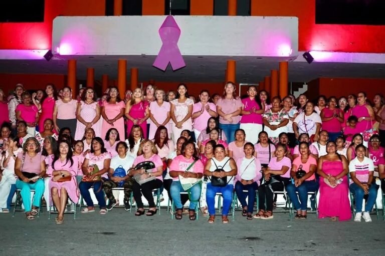 Kanasín se ilumina en el Mes Rosa para promover la detección oportuna del cáncer de mama